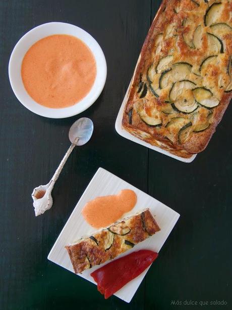 Pastel de calabacín y salchichas con mahonesa de piquillos