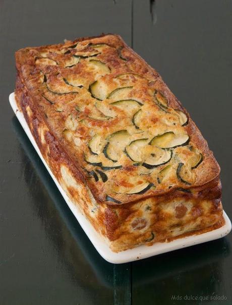 Pastel de calabacín y salchichas con mahonesa de piquillos