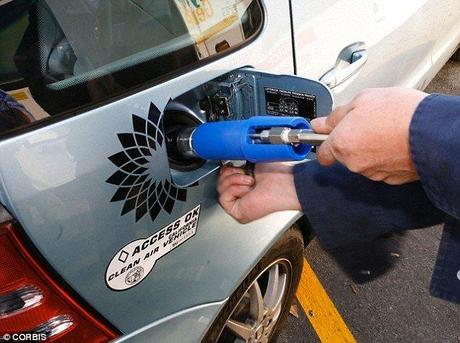 Generan energía usando el carbono de orina humana