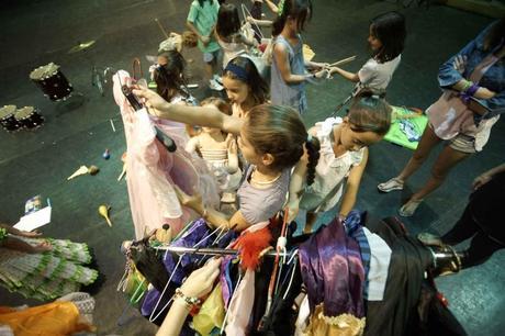 El cole del verano es… ¡puro teatro! Seleccionando el vestuario (Teatro Real)