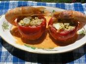 Tomates rellenos sobre cama salmorejo