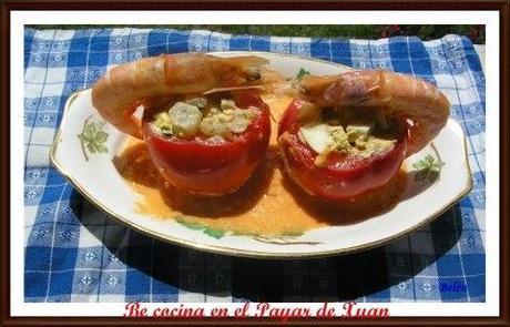 Tomates  rellenos sobre cama de salmorejo