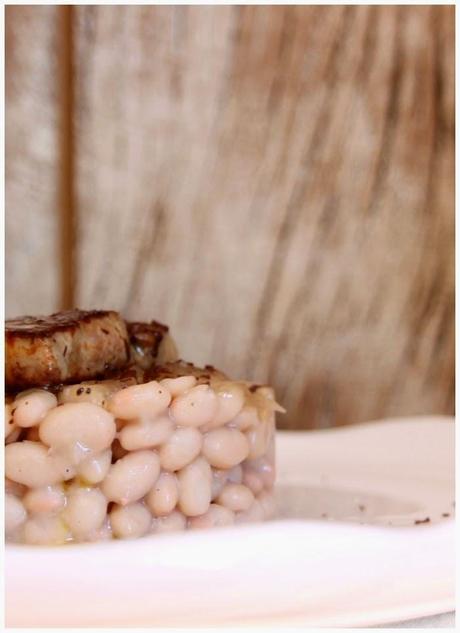 receta: alubias de Santa Pau con foie y virutas de chocolate a la pimienta rosa - recipe: baked beans with foie and pink pepper chocolate shavings
