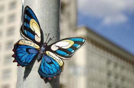 Mariposas hechas a mano inundan la ciudad de Berlín para lanzar mensajes alegres y motivadores.