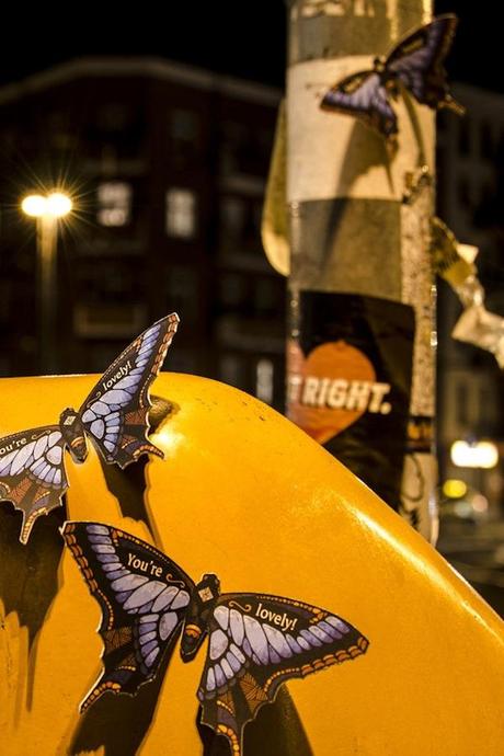 Mariposas hechas a mano inundan la ciudad de Berlín para lanzar mensajes alegres y motivadores.