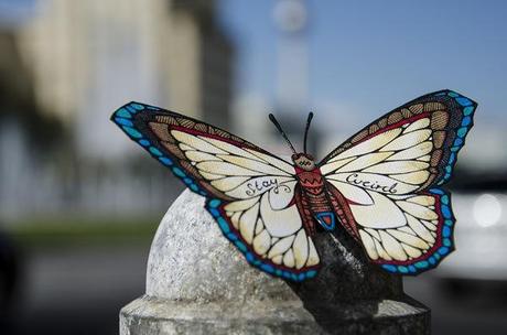 Mariposas hechas a mano inundan la ciudad de Berlín para lanzar mensajes alegres y motivadores.