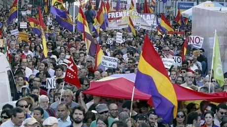 Miles de manifestantes reclaman un referéndum sobre la monarquía