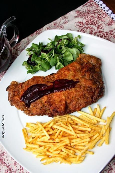 Cachopo con salsa de cerezas