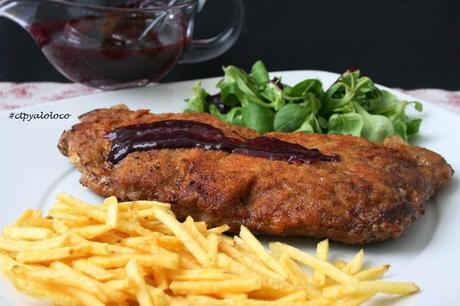 Cachopo con salsa de cerezas