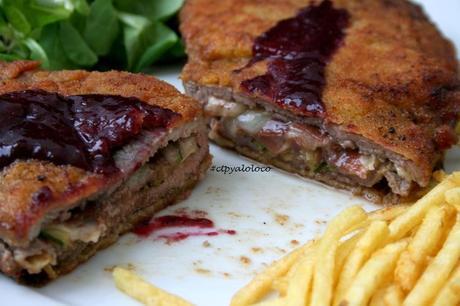 Cachopo con salsa de cerezas