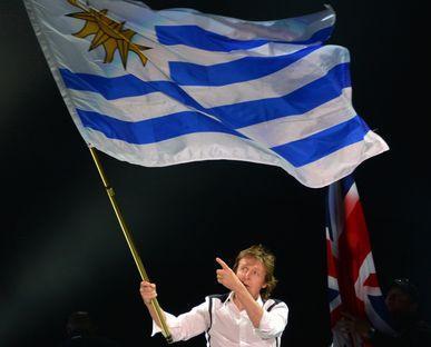 El cantante y compositor de Liverpool Paul McCartney ofreció un concierto la noche del sábado 19 de abril en Uruguay.