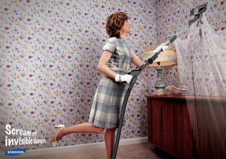 Samsung demuestra el poder de su nueva aspiradora con un cartel publicitario muy original y llamativo.