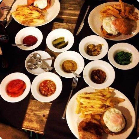 NOCHE DE HAMBURGUESA EN ENTRESABORES