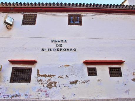 Homenaje a Luís Cernuda en la fachada del Convento de San Leandro.