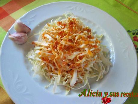 ENSALADA DE COL CON REFRITO DE AJO Y PIMENTÓN