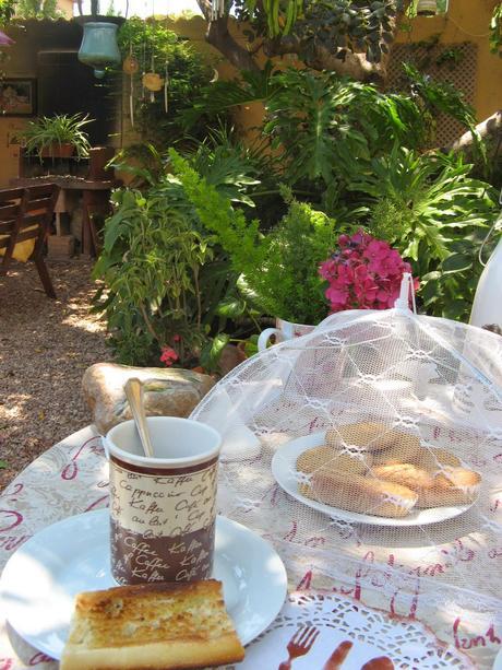 Desayuno veraniego en el jardín