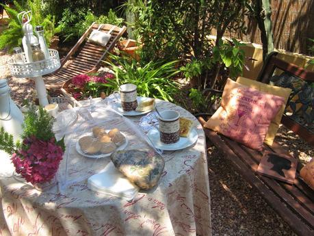 Desayuno veraniego en el jardín