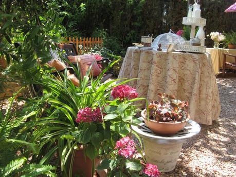 Desayuno veraniego en el jardín