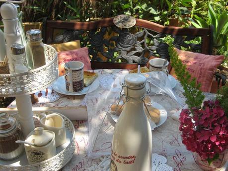 Desayuno veraniego en el jardín