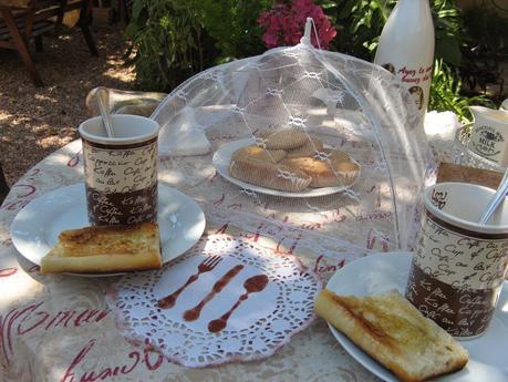 Desayuno veraniego en el jardín