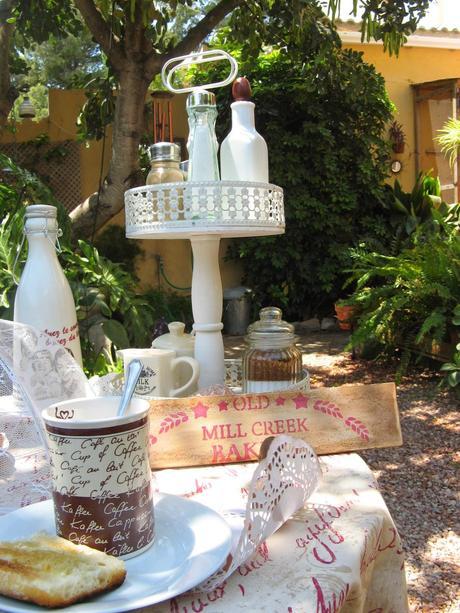 Desayuno veraniego en el jardín