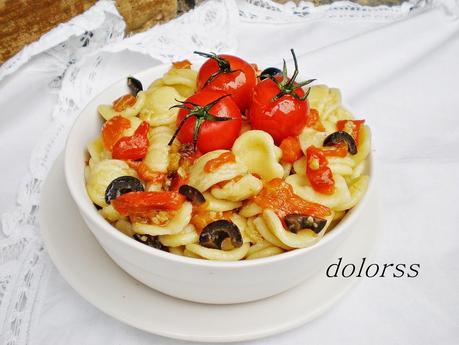 Pasta fresca orecciette con pimientos asados y tomatitos