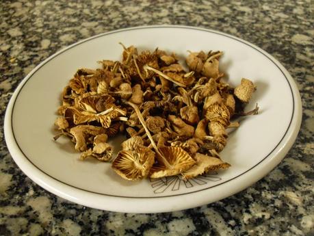 Pollo de corral sobre cama de laurel, aceitunas y moixernons de Montse Estruch.