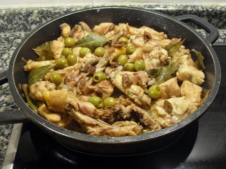 Pollo de corral sobre cama de laurel, aceitunas y moixernons de Montse Estruch.