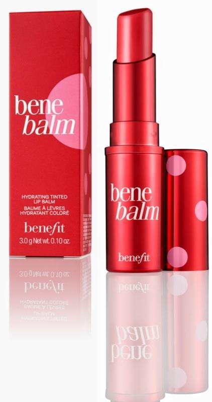 Bene Balm, de Benefit, un bálsamo labial que se puede utilizar solo o encima del color, y que está enriquecido con manteca de mango para un acabado jugoso.