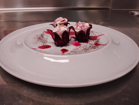 tarta de queso con flor de hibiscus