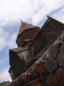Iglesia en el lago Sevan. Armenia