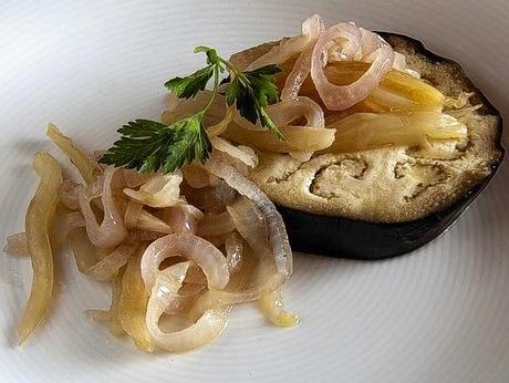 Berenjenas con hinojo y cebolla