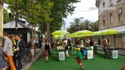 Enjoying tapas at las Ramblas de Barcelona. Yes, you can!