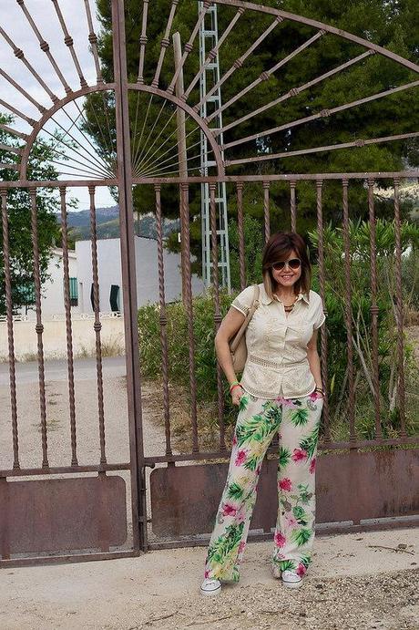 Look veraniego: print tropical con zapatillas