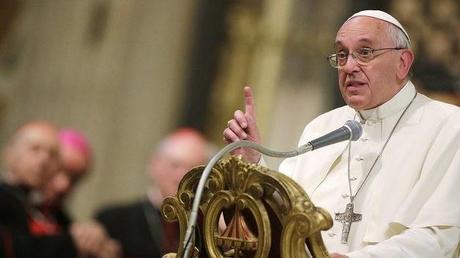 Papa llama a evitar mercados gobiernen los pueblos.