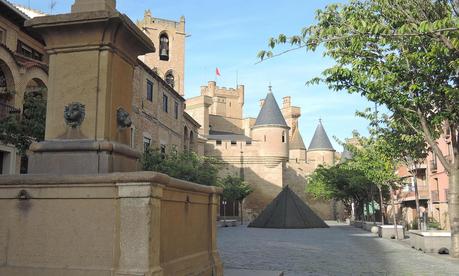 Plaza de San Martín, el centro social del pueblo, y castillo al fondo.