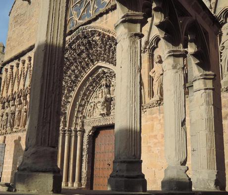 Frente de la iglesia BlaBla a través de las columnas del atrio.