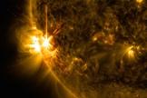 Una llamarada solar de tipo X1 estalla desde la extremidad izquierda del Sol en esta imagen captada por el Observatorio de Dinámica Solar de la NASA, el 11 de junio del 2014, a las 9:05 am EDT. Crédito: NASA/ SDO/ Goddard 