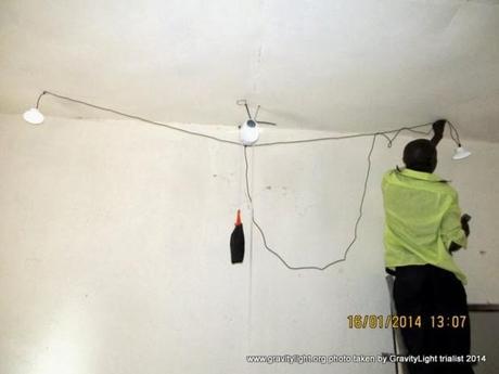 Instalación de la GravityLight y las lámparas auxiliares