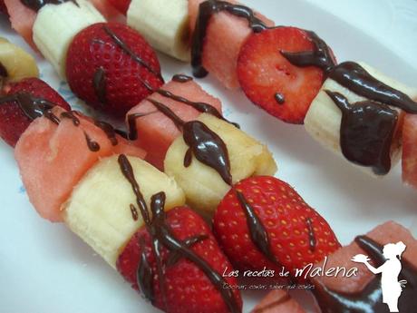 brochetas de fresas, plátano y sandía con chocolate
