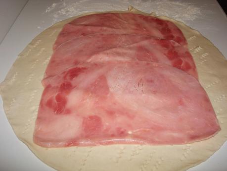 Enrolladitos de jamon york y queso con salsa