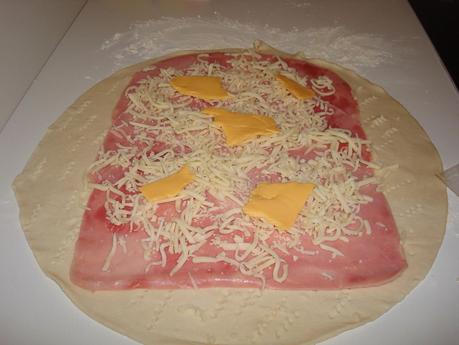 Enrolladitos de jamon york y queso con salsa