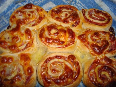 Enrolladitos de jamon york y queso con salsa