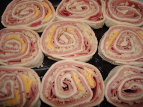 Enrolladitos de jamon york y queso con salsa