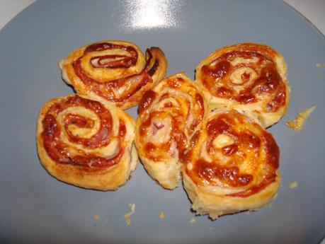 Enrolladitos de jamon york y queso con salsa