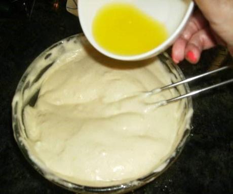 TARTA RELLENA DE CREMA, TRUFA Y NATA CON COBERTURA DE YEMA TARTA RELLENA DE CREMA, TRUFA Y NATA CON COBERTURA DE YEMA