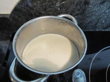 TARTA RELLENA DE CREMA, TRUFA Y NATA CON COBERTURA DE YEMA TARTA RELLENA DE CREMA, TRUFA Y NATA CON COBERTURA DE YEMA