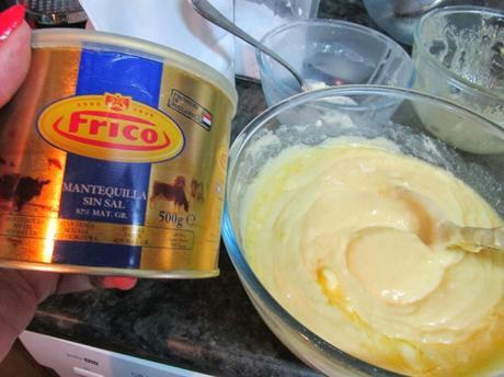 TARTA RELLENA DE CREMA, TRUFA Y NATA CON COBERTURA DE YEMA TARTA RELLENA DE CREMA, TRUFA Y NATA CON COBERTURA DE YEMA