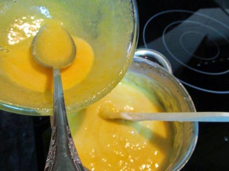 TARTA RELLENA DE CREMA, TRUFA Y NATA CON COBERTURA DE YEMA TARTA RELLENA DE CREMA, TRUFA Y NATA CON COBERTURA DE YEMA