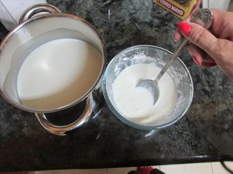 TARTA RELLENA DE CREMA, TRUFA Y NATA CON COBERTURA DE YEMA TARTA RELLENA DE CREMA, TRUFA Y NATA CON COBERTURA DE YEMA